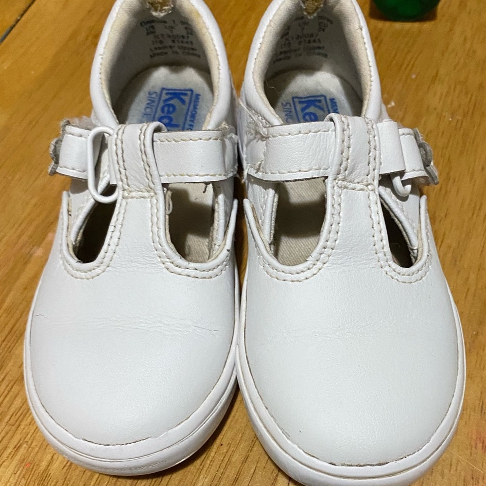 Toddler girl Keds size 7 only flaw is at the back of the hill. Great cond